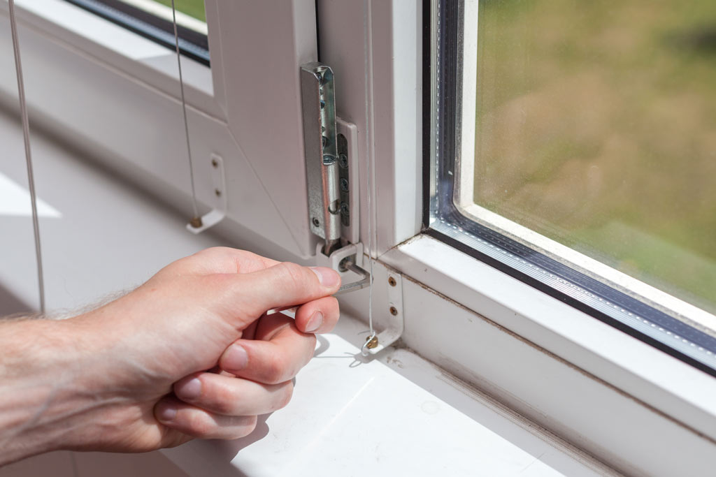 Servicearbeiten am Fenster